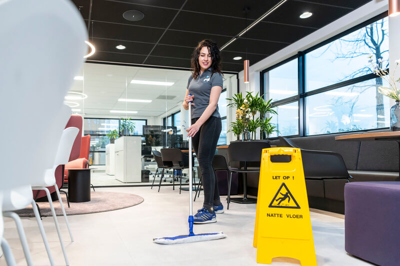 Professioneel schoonmaak onderhoud van een kantoorruimte